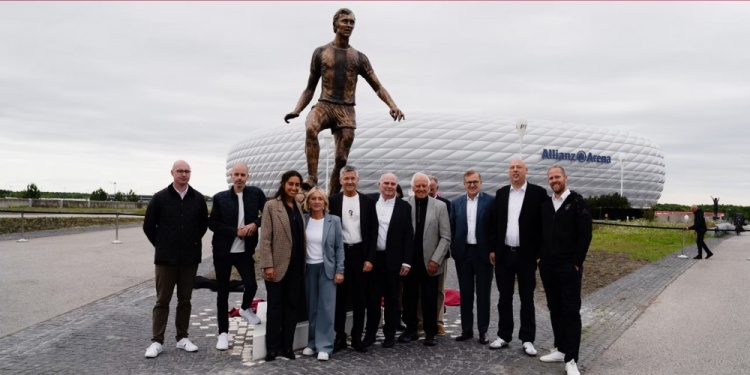 贝肯鲍尔雕像在安联球场揭幕，与传奇人物盖德-穆勒雕像并列