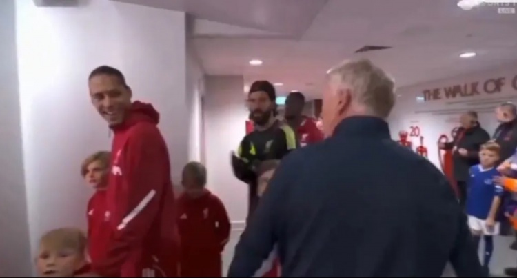 英媒：莫耶斯赛前就与主裁判发生激烈交谈，范迪克在一旁大笑