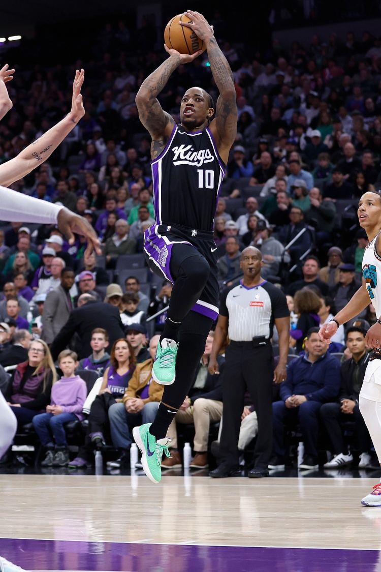 德罗赞：我打球从不系鞋带 小时候怕把鞋弄皱了就不系 后来习惯了